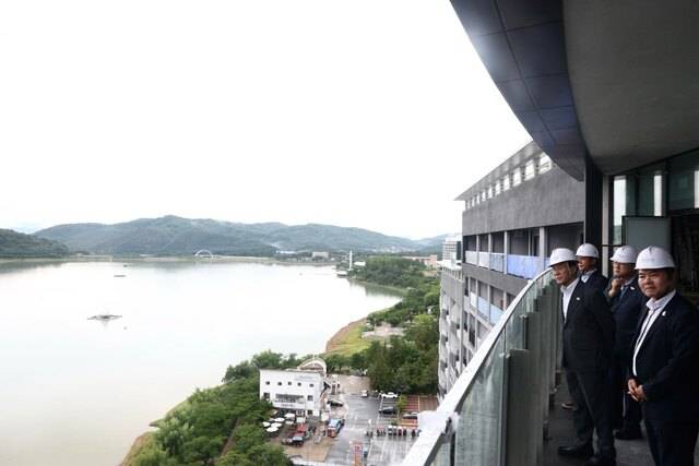 APEC 정상회의 준비위원장인 김민석 국무총리에게 현장을 안내한 김학홍 경상북도 행정부지사(오른쪽 끝)는 "정상급 PRS(정상용 객실) 리모델링 공사는 9월 중 마무리될 예정"이라고 밝혔다. 경북도 제공