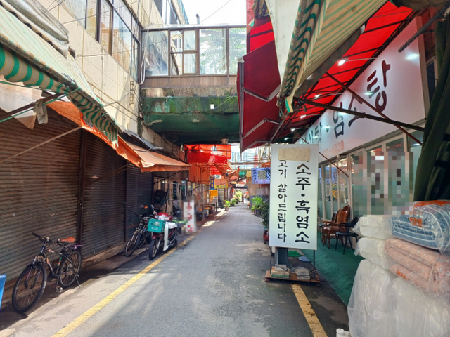 초복을 앞둔 칠성시장 개고기골목에는 손님이 없이 한산한 분위기였다. 간판의 개고기가 들어간 문구를 가리고 장사를 하는 점포들도 있었다. 김정원 기자