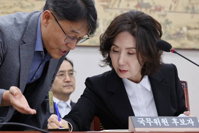 이진숙 사회부총리 겸 교육부 장관 후보자가 16일 서울 여의도 국회 교육위원회에서 열린 인사청문회를 준비하고 있다. 연합뉴스