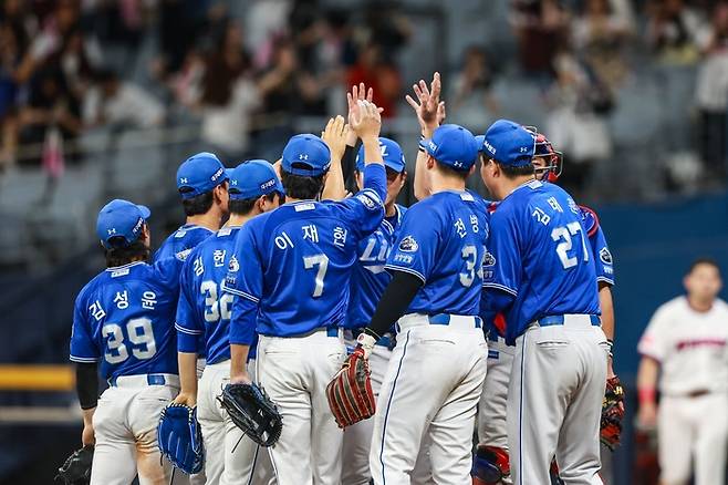지난 5월 21일 서울 고척스카이돔에서 열린 '2025 신한 SOL 뱅크 KBO리그' 키움 히어로즈와의 경기 후 삼성 라이온즈 선수들이 세레머니를 하고 있다.  <삼성 라이온즈 제공>