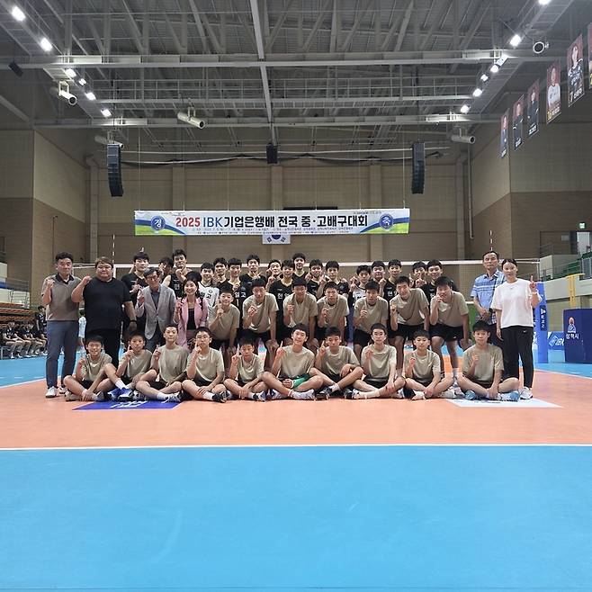 현일고 배구부가 2025 IBK기업은행배 전국중고배구대회에서 우승을 차지한 후 단체 사진 촬영을 하고 있다<현일고 제공>
