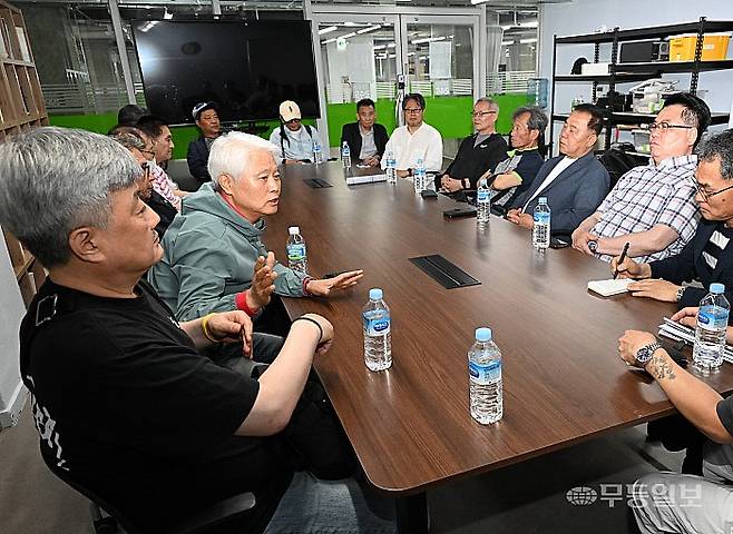 26일 전일빌딩245에서 개최된 집담회에서 이동용(사진 좌측 첫번째)씨와 마삼훈(사진 좌측 두번째)씨가 고 윤상원 열사의 마지막 순간을 회고했다.