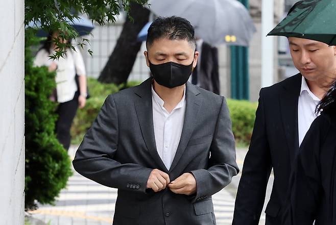 김범수 카카오 창업자가 지난달 20일 오전 서울 양천구 서울남부지방법원에서 열린 27차 공판에 출석하고 있다. 사진=뉴시스