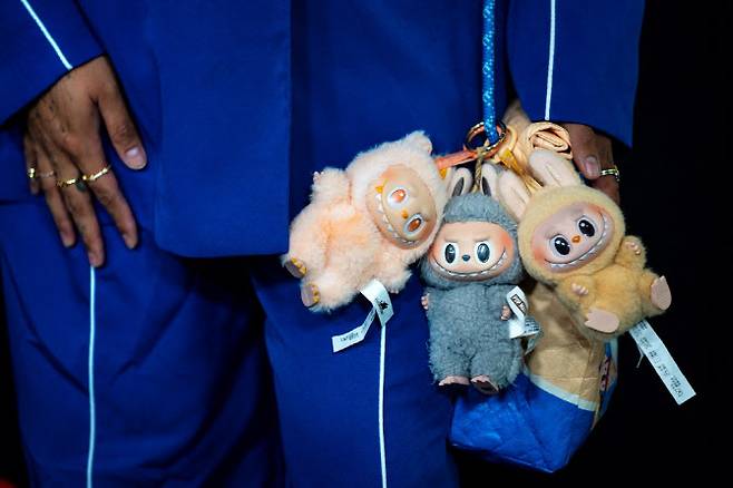 지난 9일 미국 뉴욕 링컨센터에서 열린 ‘덱스터: 부활’ 시사회 행사에서 한 인플루언서가 라부부 장난감을 착용하고 있다. (사진=AFP)