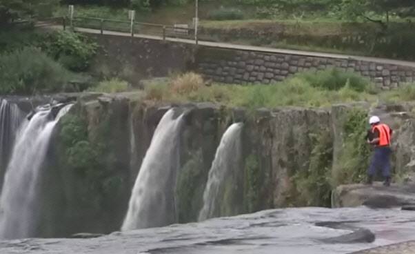 14일 오전 9시 15분께 일본 오이타현 분고오노시의 하루지리 폭포에서 한국인 대학생 A씨(19)가 숨진 채 발견됐다.(사진=TBS NEWS 유튜브 캡처)