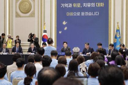이재명 대통령이 16일 청와대 영빈관에서 ‘기억과 위로, 치유의 대화’ 사회적 참사 유가족 간담회를 하고 있다. (사진=연합뉴스)
