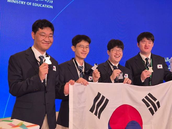 2025년 제57회 국제화학올림피아드에서 메달을 수상한 대표학생들(좌측부터 김효종, 이예준, 최예준, 심유찬 학생)