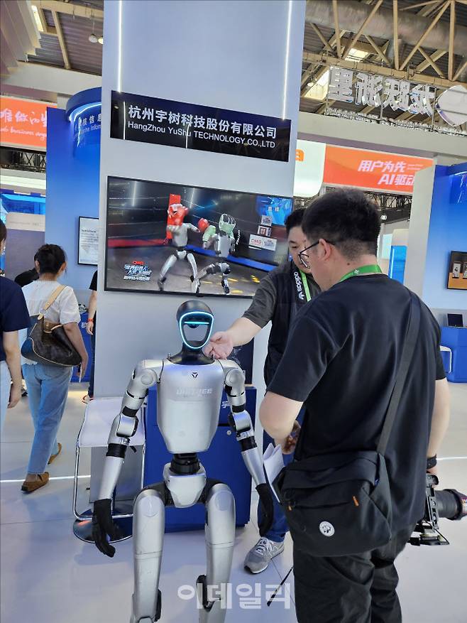 16일 중국 베이징 ‘중국 국제 공급망 촉진 박람회’ 행사장에 유니트리의 휴머노이드 로봇 G1이 전시돼있다. (사진=이데일리 이명철 특파원)