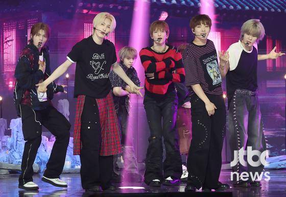 그룹 아크가 16일 오후 서울 SBS 프리즘센터에서 열린 미니 3집 '홉(HOPE)' 쇼케이스 무대에 올라 공연을 펼치고 있다. 박세완 엔터뉴스팀 기자 park.sewan@jtbc.co.kr