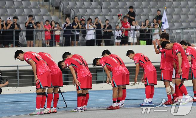15일 오후 경기 용인시 처인구 용인미르스타디움에서 열린 2025 동아시아축구연맹(EAFF) E-1 챔피언십 남자부 대한민국과 일본의 경기에서 1대 0으로 패하며 우승을 놓친 대표팀 선수들이 관중들에게 인사를 하고 있다. 2025.7.15/뉴스1 ⓒ News1 김영운 기자