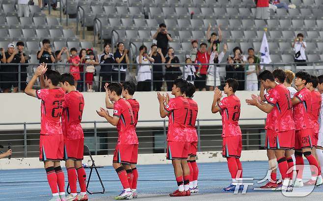 15일 오후 경기 용인시 처인구 용인미르스타디움에서 열린 2025 동아시아축구연맹(EAFF) E-1 챔피언십 남자부 대한민국과 일본의 경기에서 1대 0으로 패하며 우승을 놓친 대표팀 선수들이 관중들에게 인사를 하고 있다. 2025.7.15/뉴스1 ⓒ News1 김영운 기자
