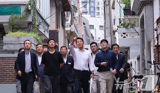 오세훈 서울시장이 14일 서울 광진구 자양4동 신통기획 재개발 대상지를 찾아 현장점검을 하고 있다. 2025.7.14/뉴스1 ⓒ News1 박지혜 기자