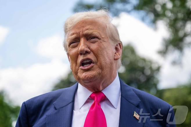 도널드 트럼프 미국 대통령이 15일(현지시간) 워싱턴DC 백악관 남쪽 잔디밭에서 마린원(미 대통령 전용헬기)에 탑승하기 전 인도네시아와의 무역 합의 등에 대한 기자들의 질문에 답하고 있다. 트럼프 대통령은 이날 피츠버그 소재 카네기멜론 대학교 캠퍼스에서 열리는 펜실베이니아 에너지 및 혁신 서밋에서 연설할 예정이다. 2025.07.15 ⓒ AFP=뉴스1 ⓒ News1 류정민 특파원