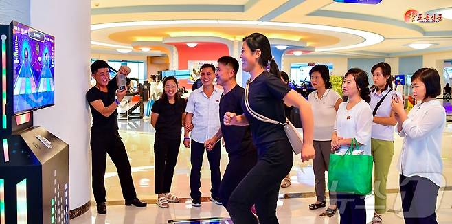 (평양 노동신문=뉴스1) = 북한 노동당 기관지 노동신문은 16일 원산 갈마해안관광지구를 찾은 주민들을 조명하며 이들의 반응을 보도했다. 이들은 "최상의 문명을 맛보았다"며 "우리의 생활에 더 좋은 내일이 어떻게 다가서고 있는지를 온몸으로 체감했다"라고 신문은 전했다. [국내에서만 사용가능. 재배포 금지. DB 금지. For Use Only in the Republic of Korea. Redistribution Prohibited] rodongphoto@news1.kr