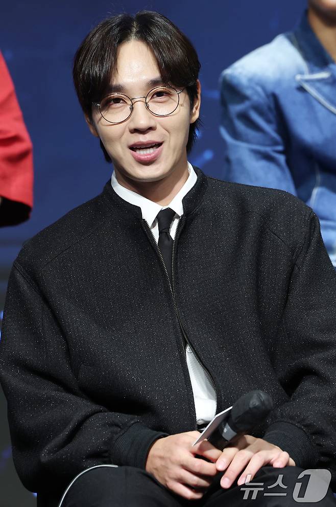 가수 이석훈이 16일 서울 구로구 디큐브시티 더세인트에서 열린 K-POP 월드 스케일 데뷔 프로젝트 Mnet '보이즈 2 플래닛(BOYS II PLANET )' 제작발표회에 참석해 미소를 짓고 있다. 2025.7.16/뉴스1 ⓒ News1 권현진 기자