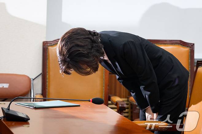 이진숙 사회부총리 겸 교육부 장관 후보자가 16일 오전 서울 여의도 국회 교육위원회에서 열린 인사청문회에 출석해 모두 발언을 마친 후 고개 숙여 인사하고 있다. 2025.7.16/뉴스1 ⓒ News1 유승관 기자