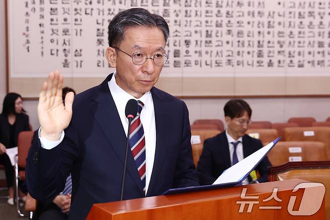 정성호 법무부 장관 후보자가 16일 오전 서울 여의도 국회 법제사법위원회에서 열린 법무부 장관 후보자 인사청문회에서 선서하고 있다. 2025.7.16/뉴스1 ⓒ News1 김민지 기자