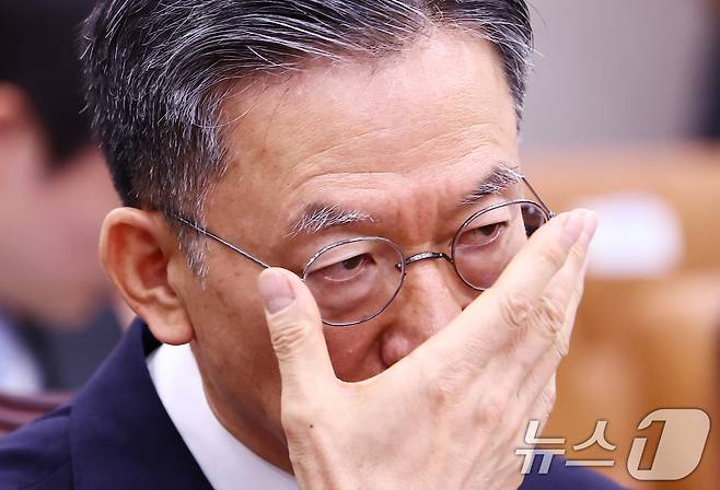 정성호 법무부 장관 후보자가 16일 오전 서울 여의도 국회 법제사법위원회에서 열린 법무부 장관 후보자 인사청문회에 출석해 안경을 고쳐쓰고 있다. 2025.7.16/뉴스1 ⓒ News1 김민지 기자