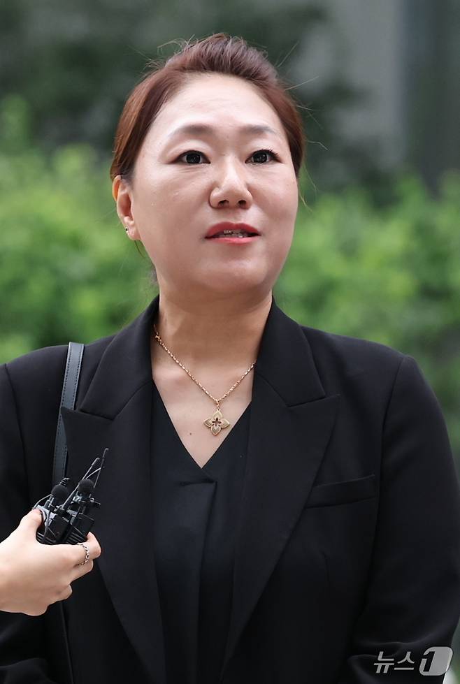 '명태균 게이트'를 최초 폭로한 전 미래한국연구소 부소장 강혜경 씨가 16일 오전 서울 종로구 KT광화문빌딩에 마련된 김건희 특검에 참고인 신분으로 조사를 받기 위해 출석하며 취재진의 질문에 답변하고 있다. 2025.7.16/뉴스1 ⓒ News1 오대일 기자