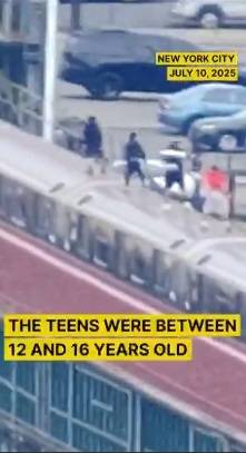 뉴욕경찰이 지난 10일(현지시간) '지하철 서핑'을 즐기는 청소년 4명을 체포했다. (사진 소셜미디어 엑스 사용자 @CRMNLLYObsessed 영상 캡쳐)