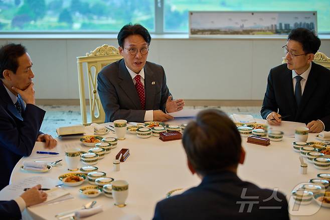 김민석 국무총리가 지난 7일 서울 용산 대통령실 청사에서 열린 이재명 대통령과의 오찬회동에서 발언을 하고 있다. (이재명 대통령 SNS. 재판매 및 DB 금지) 2025.7.8/뉴스1 ⓒ News1 이재명 기자
