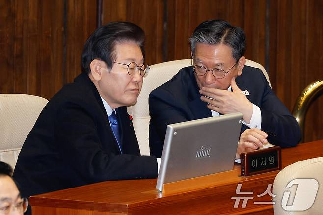 지난해 12월 13일 이재명 당시 더불어민주당 대표(왼쪽)와 정성호 의원이 13일 오후 서울 여의도 국회에서 열린 제419회국회(임시회) 제3차 본회의에서 윤석열 대통령 위헌적 비상계엄 선포 내란행위 관련 긴급현안질문을 들으며 대화하고 있다. 2024.12.13/뉴스1 ⓒ News1 안은나 기자