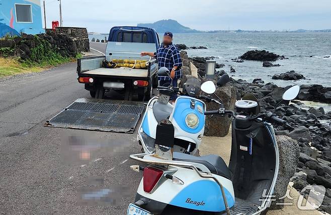 16일 오후 제주시 우도에서 30대 관광객이 스쿠터를 타다 넘어져 크게 다치는 사고가 발생했다.(제주도소방안전본부 제공. 재판매 및 DB 금지)