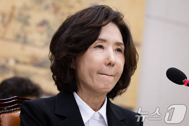 이진숙 사회부총리 겸 교육부 장관 후보자가 16일 오전 서울 여의도 국회 교육위원회에서 열린 인사청문회에서 의원 질의를 들으며 굳은 표정을 짓고 있다. 2025.7.16/뉴스1 ⓒ News1 유승관 기자