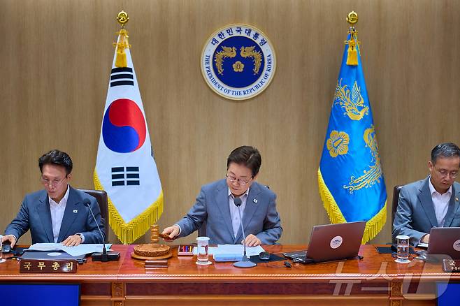 이재명 대통령이 지난 15일 서울 용산 대통령실 청사에서 열린 국무회의에서 의사봉을 두드리고 있다. (이재명 대통령 SNS. 재판매 및 DB 금지) 2025.7.16/뉴스1 ⓒ News1 이재명 기자