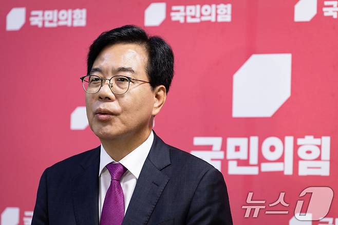 송언석 국민의힘 비상대책위원장 겸 원내대표가 16일 서울 여의도 국회에서 취재진과 만나 혁신위가 발표한 인적쇄신안에 대해 입장을 밝히고 있다. 이날 윤희숙 국민의힘 혁신위원장은 당사에서 기자간담회를 열고 송 비대위원장과 함께 나경원·윤상현·장동혁 의원을 지목하며 스스로 거취를 밝히라고 요구했다. 2025.7.16/뉴스1 ⓒ News1 유승관 기자