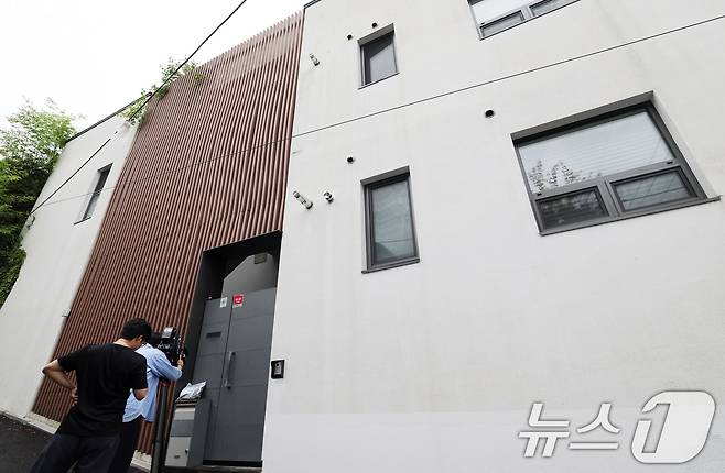 12·3 비상계엄 사태 관련 내란·외환 의혹을 수사하는 조은석 특별검사팀이 16일 윤석열 전 대통령 비화폰 정보 삭제 등 증거인멸 혐의와 관련해 조태용 전 국가정보원장 주거지 등 8개 곳에 대한 압수수색을 실시했다. 사진은 이날 서울 용산구 이태원동 조 전 원장 자택 모습. 2025.7.16/뉴스1 ⓒ News1 오대일 기자