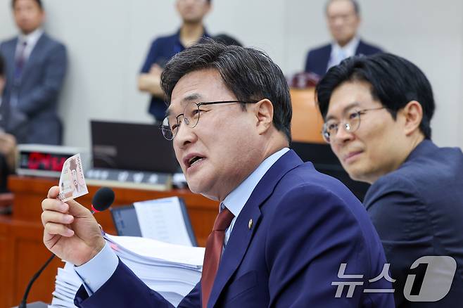 김대식 국민의힘 의원이 16일 오전 서울 여의도 국회 교육위원회에서 열린 이진숙 사회부총리 겸 교육부 장관 후보자 인사청문회에서 질의 중 율곡 이이 도안이 새겨진 5천원권 지폐를 든채 질의하고 있다. 2025.7.16/뉴스1 ⓒ News1 안은나 기자