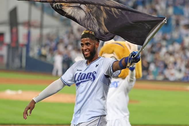 삼성 디아즈가 대구삼성라이온즈파크에서 열린 2025 KBO리그 두산전 끝내기 홈런 후 세리머니하고 있다. 사진 | 삼성라이온즈