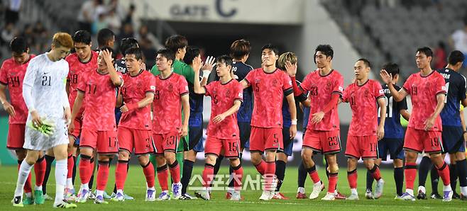 한국 대표팀 선수들이 15일 용인 미르스타디움에서 열린 2025 동아시아축구연맹(EAFF) E-1 챔피언십(동아시안컵) 일본과 경기 후 상대와 인사를 하고 있다. 용인 | 최승섭기자 thunder@sportsseoul.com