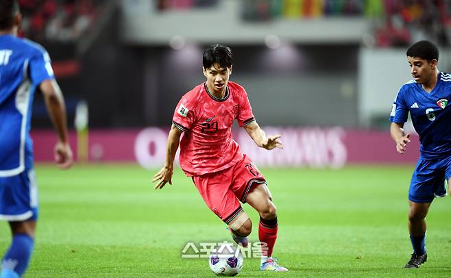 Jeon Jin -woo is dribbling in the match against Kuwait, the 3rd qualifier of the 2026 FIFA North Central America, held at the Seoul World Cup Stadium on the 10th. 2025. 6. 10. Sangam | Choi Seung -seop, thunder@sportsseoul.com