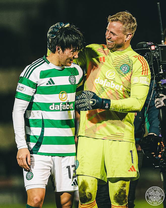 셀틱의 양현준(왼쪽)과 캐스퍼 슈마이켈. /사진=셀틱