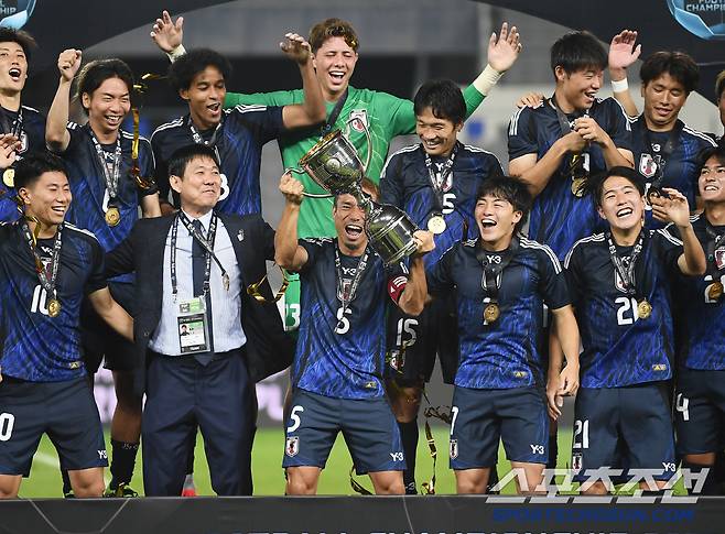 15일 오후 경기도 용인미르스타디움에서 열린 E-1 챔피언십(동아시안컵) 한국과 일본의 경기. 일본이 1대0으로 승리하며 우승을 차지했다. 시상식에서 주장 유토가 우승 트로피를 들고 있다. 용인=정재근 기자 cjg@sportschosun.com/2025.7.15/