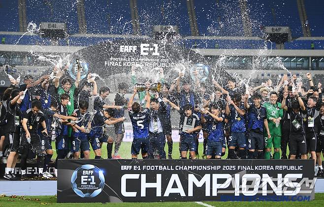 15일 오후 경기도 용인미르스타디움에서 열린 E-1 챔피언십(동아시안컵) 한국과 일본의 경기. 일본이 1대0으로 승리하며 우승을 차지했다. 시상식에서 선수들이 물을 뿌리며 기쁨을 만끽하고 있다. 용인=정재근 기자 cjg@sportschosun.com/2025.7.15/