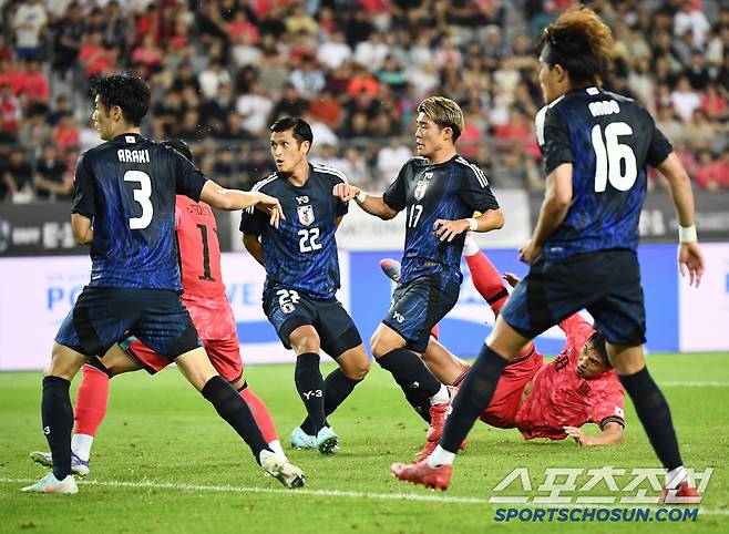 15일 오후 경기도 용인미르스타디움에서 열린 E-1 챔피언십(동아시안컵) 한국과 일본의 경기. 이호재가 수비진을 뚫고 시저스킥을 날렸지만 골키퍼 선방에 막히고 있다. 용인=정재근 기자 cjg@sportschosun.com/2025.7.15/