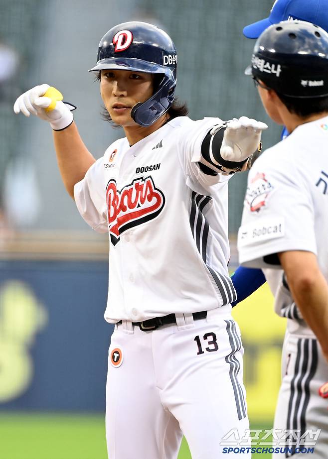 1일 잠실야구장에서 열린 삼성과 두산의 경기, 3회말 두산 이유찬이 안타를 치고 기뻐하고 있다. 잠실=허상욱 기자wook@sportschosun.com/2025.07.01/