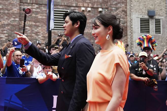 2025 올스타 레드카펫에 참석한 오타니 쇼헤이(왼쪽)와 아내 다나카 마미코. AP연합뉴스