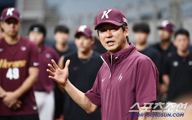 키움 히어로즈 설종진 감독대행이 15일 오후 서울 고척스카이돔에서 선수단과 첫 미팅을 했다. 설 대행이 선수들 앞에서 인사말을 하고 있다. 고척=정재근 기자 cjg@sportschosun.com/2025.7.15/