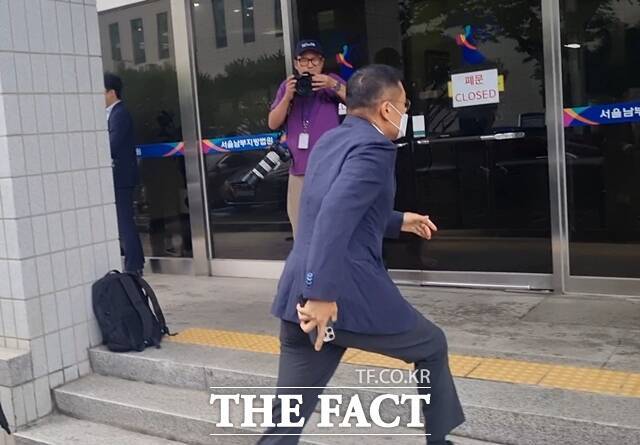 윤관 블루런벤처스 대표가 법원 내부로 뛰어 들어가고 있다. /이성락 기자