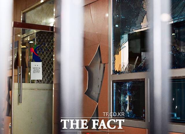 서울서부지법 형사1단독 박지원 부장판사는 16일 오전 특수건조물침입 등 혐의로 기소된 이모(63) 씨와 남모(36) 씨에게 징역 1년4개월과 징역 2년6개월을 각각 선고했다. /이새롬 기자