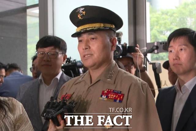 박정훈 해병대 수사단장(대령)이 16일 서울 서초구 순직해병특검 사무실에 참고인 신분으로 출석하며 취재진의 질문에 답하고 있다. /서초=김민지 기자