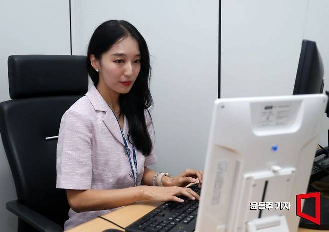 황수진 서울 동대문경찰서 수사관이 범죄 자료 조사 업무를 하고 있다. 윤동주 기자
