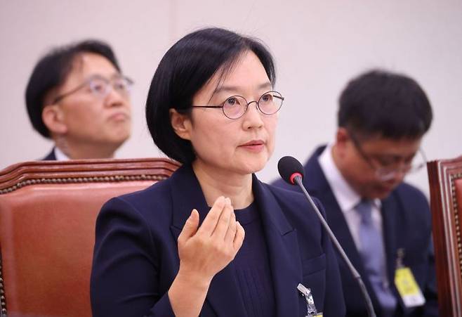 한성숙 중소벤처기업부 장관 후보자가 15일 서울 여의도 국회 산업통상자원중소벤처기업위원회 전체회의에서 열린 인사청문회에서 의원 질의에 답변하고 있다. 연합뉴스