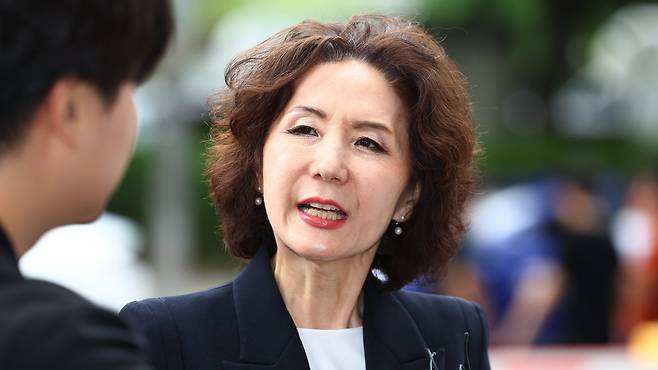 이진숙 교육부 장관 후보자가 지난달 30일 오전 서울 여의도 한국교육시설안전원에 마련된 인사청문회 준비 사무실로 출근하며 취재진 질문에 답하고 있다. /연합뉴스