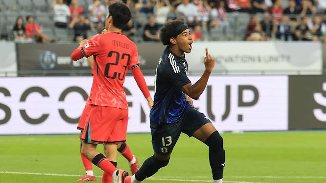 15일 동아시안컵 한일전에서 일본 저메인 료(오른쪽)가 선제골을 넣고 기뻐하고 있다. /연합뉴스