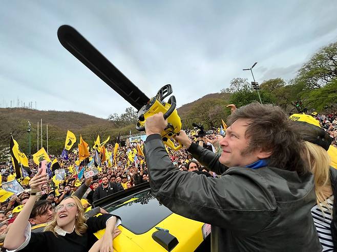 하비에르 밀레이 아르헨티나 대통령은 2023년 대선 후보 때 전기톱을 들며 에너지 보조금 축소를 공약했다. /하비에르 밀레이 선거캠프